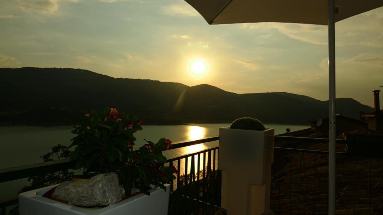 La Terrazza Sul Lago Turano كاستل دي تورا المظهر الخارجي الصورة