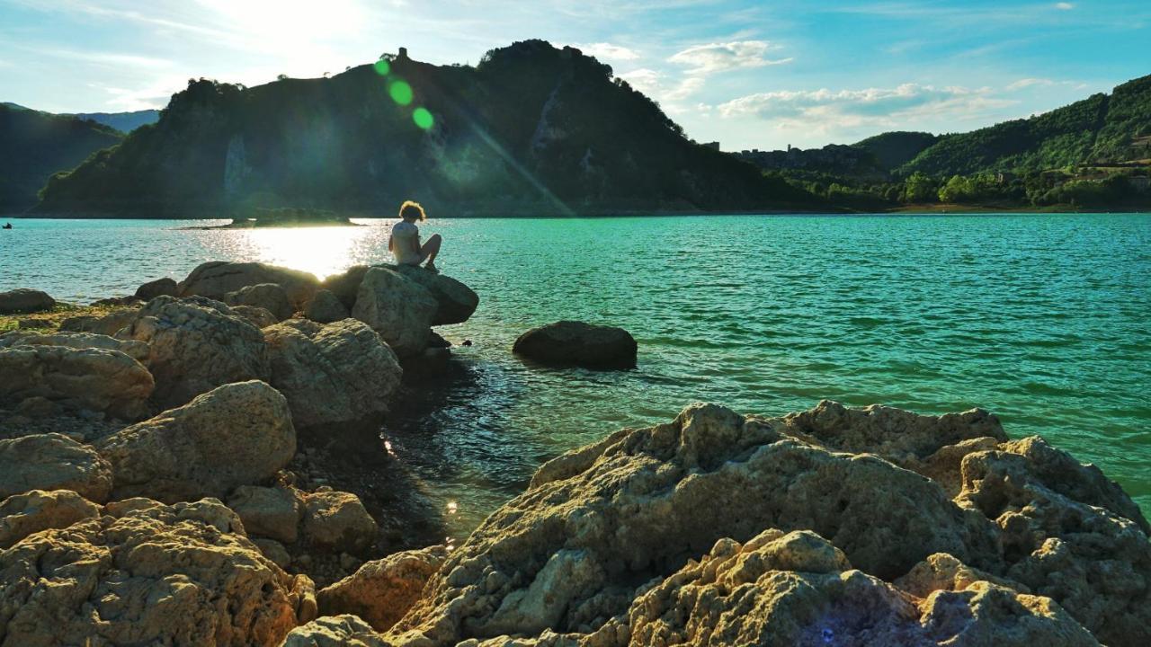 La Terrazza Sul Lago Turano كاستل دي تورا المظهر الخارجي الصورة